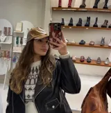 Gorra marrón de cuero con visera.