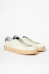 Zapatillas blancas de cuero con detalles en negro en el talón y la lengüeta.