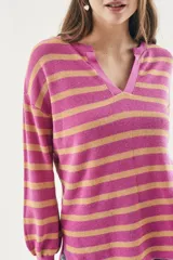 Sweater de punto a rayas horizontales fucsia y mostaza, con escote en V y mangas globo.