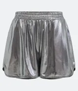 Short plateado metalizado, de corte runner, con cintura elástica, bolsillos laterales y bajo redondeado.