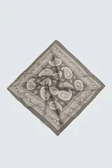 Pañuelo bandana azul con estampado paisley en blanco, confeccionado en algodón.