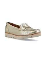Mocasín dorado de cuero con textura tipo cocodrilo y suela de goma ultraliviana.