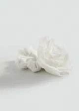 Accesorio para el pelo con forma de rosa blanca de lino.