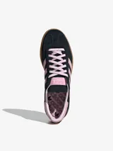Championes Adidas Handball Spezial, color negro con detalles en rosa y suela de goma color caramelo.