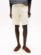 Bermuda cargo Tommy Hilfiger de color beige, con corte amplio, pierna recta y múltiples bolsillos. Confeccionada en sarga de algodón elástico. Logo de Tommy Hilfiger bordado en la parte trasera.