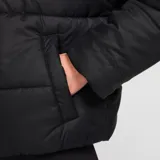 Campera puffer negra Nike Sportswear Classic para mujer, con capucha y logo bordado en blanco.