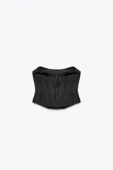 Top bustier negro de satén con escote corazón y hombros descubiertos. Cierre trasero con cremallera metálica.