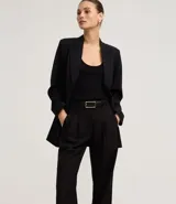 Pantalón de vestir color ocre, de corte recto, con cintura alta, bolsillos laterales y pinzas delanteras.