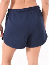 Short gris de tela tipo toalla con cintura elástica y cordón ajustable.