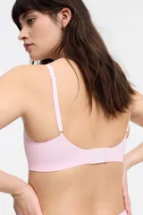 Top color piel, de microfibra seamless con dibujo de trenza, sin aro ni copa, con breteles regulables y cierre de tres posiciones en la espalda.
