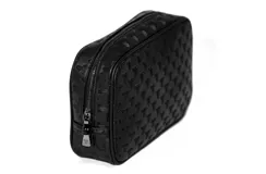 Bolso tipo neceser unisex, color negro con estampado de logos de la marca.