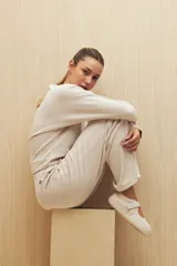 Pantalón de calce ancho color morado, con cintura elastizada, bolsillos laterales y corte recto con abertura en el ruedo.