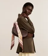 Pañuelo cuadrado de satén con estampado de motivos playeros en tonos rosados, marrones y blancos.