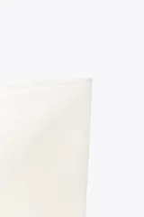 Top bandeau blanco de punto liso, con escote recto y hombros descubiertos.