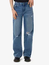 Pantalón de jean azul con roturas en las rodillas, corte wide leg y tiro alto.