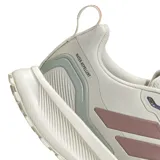 Championes Adidas Runfalcon 5 TR, color gris claro con detalles en rosa y suela blanca. Diseño resistente al agua y suela Adiwear con tacos para mayor agarre. Mediasuela con amortiguación Cloudfoam.