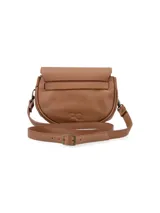 Bandolera de cuero color marrón con correa larga regulable y cierre con broche metálico.