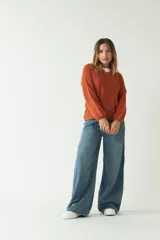 Sweater gris de punto suave con escote en V.