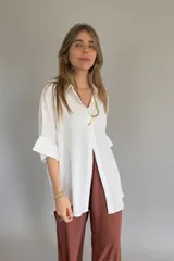 Camisa blanca de lino con corte amplio y mangas cortas.