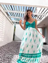 Vestido largo de algodón con estampado de cachemir, corte imperio, breteles finos y escote en V. El corpiño es de crochet color verde esmeralda.