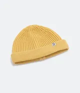 Gorro corto tipo beanie color beige, tejido en lana acrílica con textura acanalada.