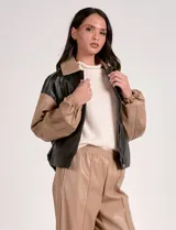 Pantalón de eco cuero color marrón, marca Elan, con pretina elastizada, bolsillos delanteros, pierna recta y costura frontal.