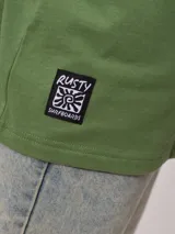 Remera blanca de algodón con cuello redondo y estampado del logo de la marca Rusty en el pecho.