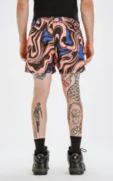 Short de baño negro con diseño abstracto en colores rosa y azul.
