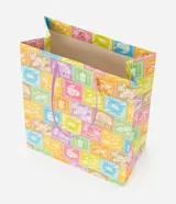 Bolsa de regalo mediana con estampa de cuadros con iconos playeros y correas dobles.