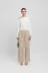 Sudadera cropped color blanco, de rizo, con mangas largas y detalle de flecos en mangas y canesú.