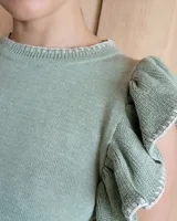 Musculosa blanca de punto con cuello redondo y mangas con volados.