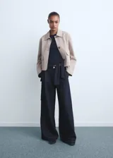 Pantalón de jeans ancho (wideleg) de tiro medio, color azul oscuro, con pinzas delanteras y cuatro bolsillos.