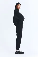 Pantalón de correr negro de tejido funcional DryMove™, corte estándar, cintura elástica con cordón, bolsillos laterales con cierre oculto, piernas levemente ajustadas con elástico revestido y cierre en los bajos. Stretch en cuatro direcciones.