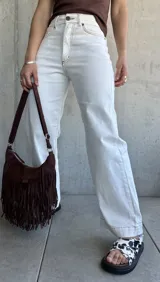 Pantalón jean color natural, de corte recto y pierna ancha.