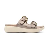 Sandalia de cuero sintético color peltre, con plataforma y dos tiras anchas con hebillas doradas.