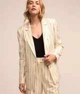 Blazer oversized color crudo con rayas verticales negras, cuello solapa, mangas largas, cierre con un botón y bolsillos simulados.