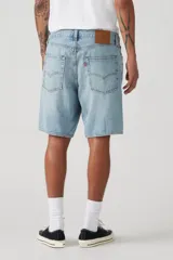Bermuda de jean celeste de corte amplio, con bolsillos delanteros y traseros.