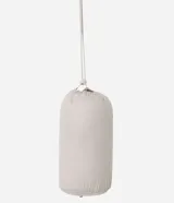 Campera puffer ultraligera color beige, con cuello alto, cierre por cremallera y bolsillos con cremallera. Incluye bolso de almacenamiento.