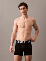 Pack de tres bóxers Calvin Klein modelo Intense Power, confeccionados en tejido de microfibra color negro, beige y rojo. Cintura elástica con logo de la marca.