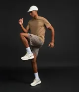 Remera de hombre color rosa claro, corte regular, cuello redondo y mangas cortas. Estampa lettering "Seeking my highs" en el pecho. Confeccionada en tejido de poliamida con tecnología Dry.