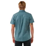 Camisa de manga corta color verde con estampado de micro triángulos blancos. Tiene cuello clásico, cierre con botones y bolsillo en el pecho.