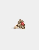 Anillo dorado con forma de corazón rojo estilo antique.