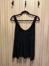 Musculosa negra con breteles elásticos finos y escote en V pronunciado.