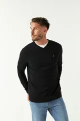 Sweater gris de algodón con cuello en V y logo bordado en el pecho.