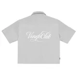 Camisa de hombre de corte cuadrado, con estampado de rayas verticales grises y blancas, cuello clásico, mangas cortas y bordado blanco en la espalda con la inscripción "Venefo Club".