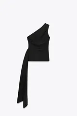 Top negro asimétrico con un solo tirante ancho, drapeado lateral y lazada en el mismo tejido.
