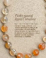 Collar de ágata cornalina con cuentas facetadas color naranja y separadores de acero dorado.