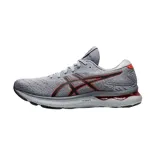 Championes de running Asics Gel Nimbus 24, color gris con detalles en negro y naranja.
