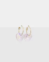 Aros dorados tipo argolla con dije de corazón transparente con strass.