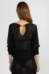 Sweater negro de tejido calado con lurex, escote barco y manga larga. Tiene un tigre insignia de Polonio en la espalda.